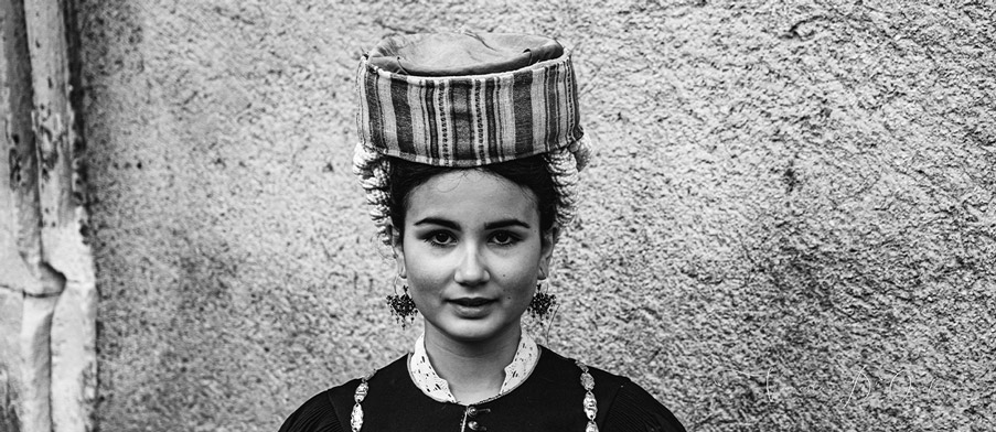 Ragazza con abito di Scanno