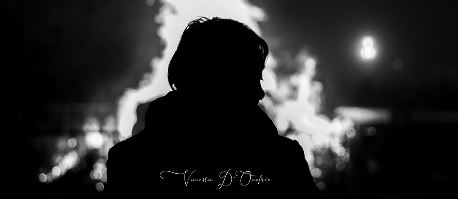 Donna d'avanti al fuoco
