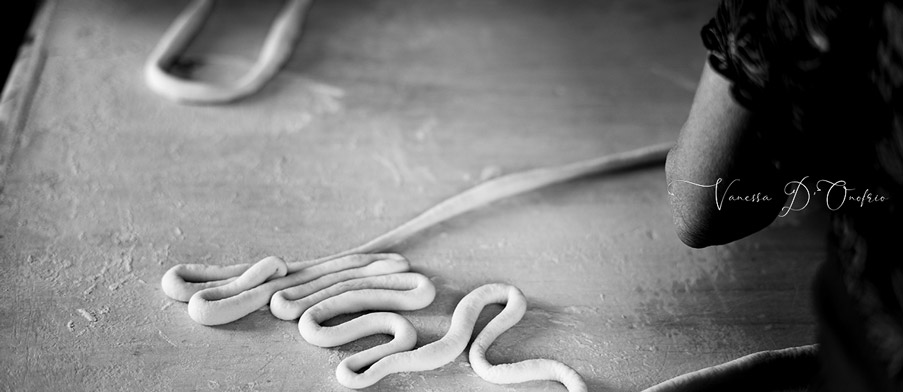 Donna che prepara la pasta alla Mugnaia